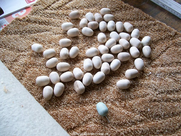 Einfärben von kleinen Holzeiern.