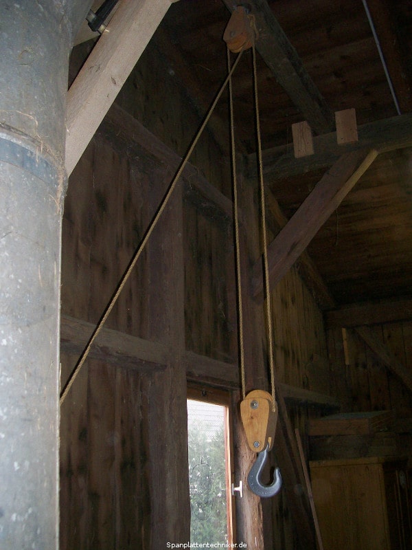 Hakenhalterung mit Seil-Umlenkrolle aus Holz nach historischem Vorbild.