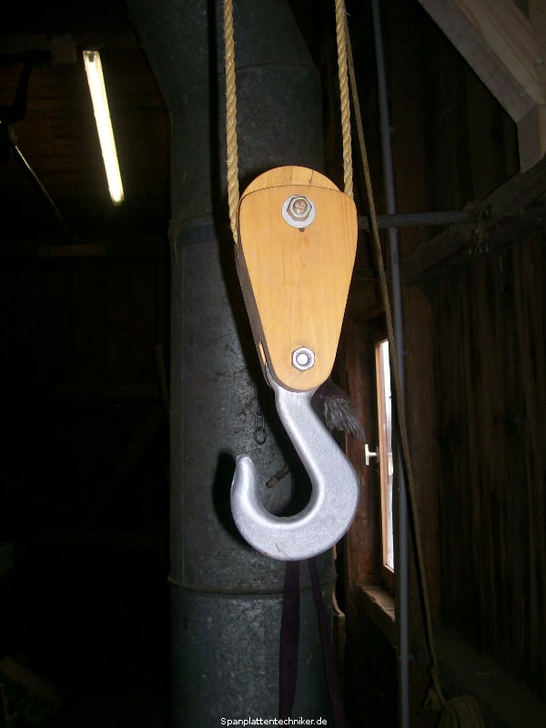 Hakenhalterung mit Seil-Umlenkrolle aus Holz nach historischem Vorbild.