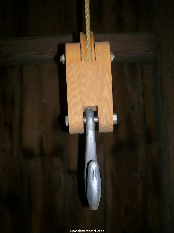 Hakenhalterung mit Seil-Umlenkrolle aus Holz nach historischem Vorbild.