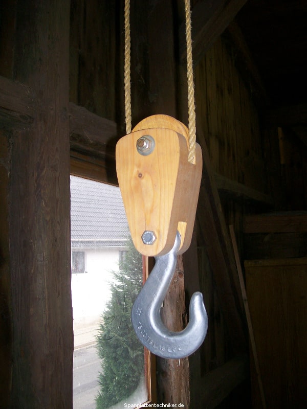 Hakenhalterung mit Seil-Umlenkrolle aus Holz nach historischem Vorbild.