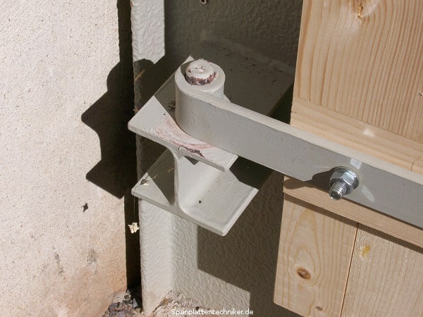 Großes und massives Gartentor.