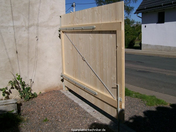 Großes und massives Gartentor.