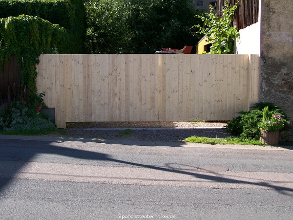 Großes und massives Gartentor.