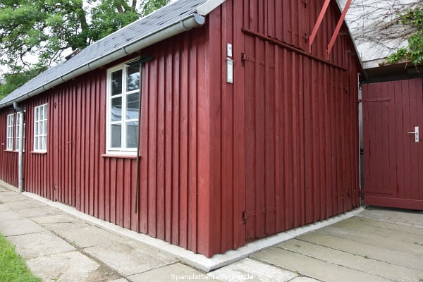 Holzschuppen mit neuem Sockel und Anstrisch.