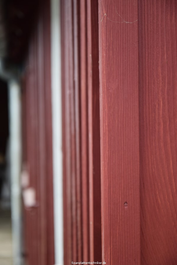 Holzschuppen mit neuem Sockel und Anstrisch.