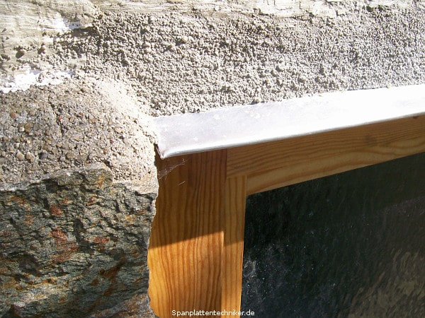 Neues Kellerfenster mit Holzramen.