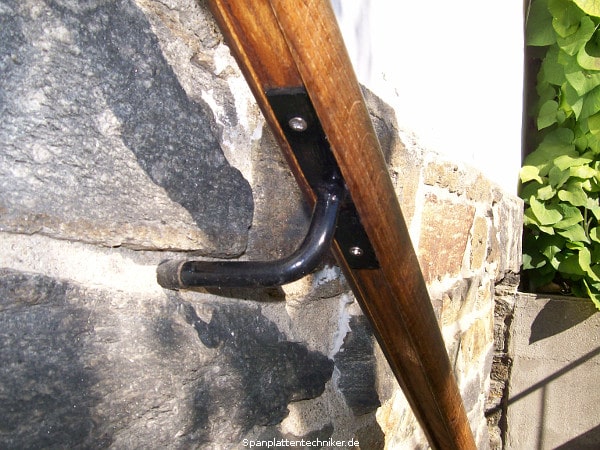 Neuer Handlauf an einer Steintreppe.