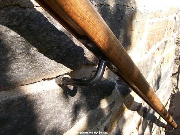 Neuer Handlauf an einer Steintreppe.