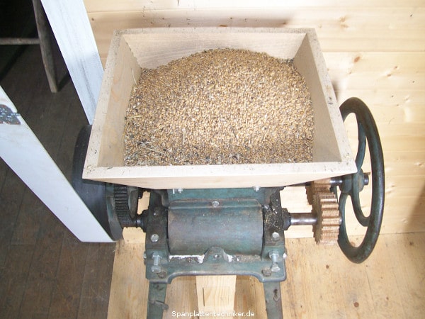 Eine reparierte Kornquetschmaschine.