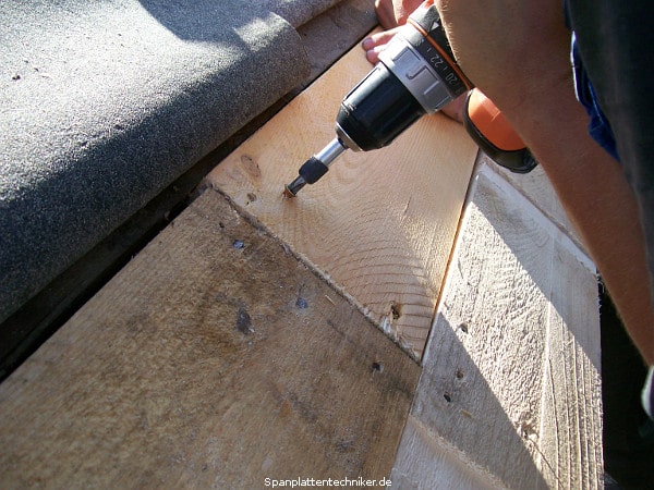 Sanierung eines alten Scheunendaches.