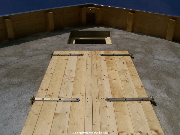 Neues Fenster und neue Tür eines Speicherbodens.