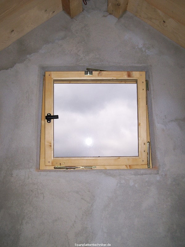 Neues Fenster und neue Tür eines Speicherbodens.