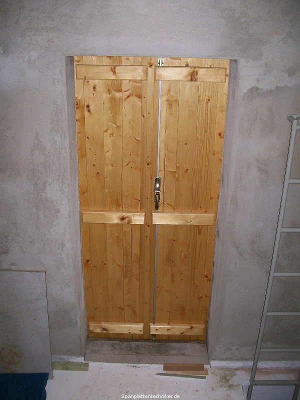 Neues Fenster und neue Tür eines Speicherbodens.