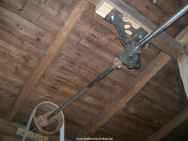 Ein Techniker bei der Reparatur bzw. Montage eines Flachriemenrades.