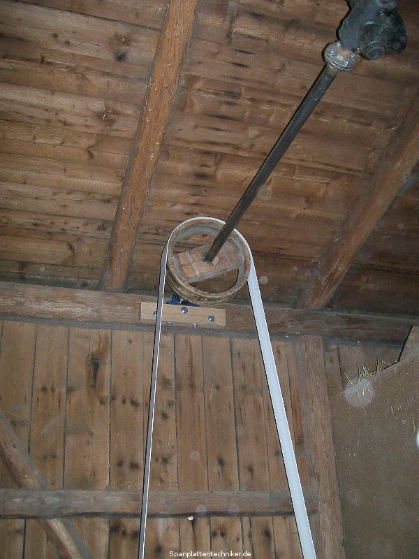 Ein Techniker bei der Reparatur bzw. Montage eines Flachriemenrades.