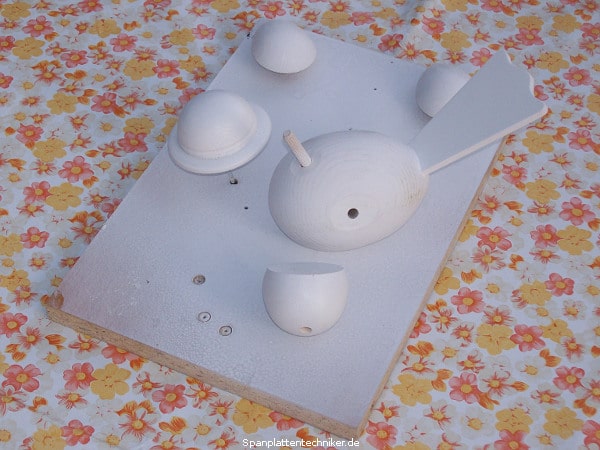 Vogel mit Hut aus Holz.