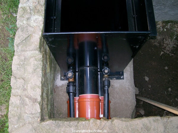 Anschlüsse am Wasserkasen des Wasserrades.