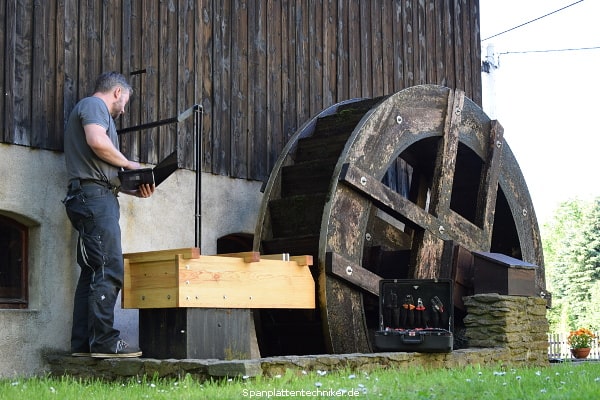 Ein Techniker nimmt Einstellungen am Laptop vor.